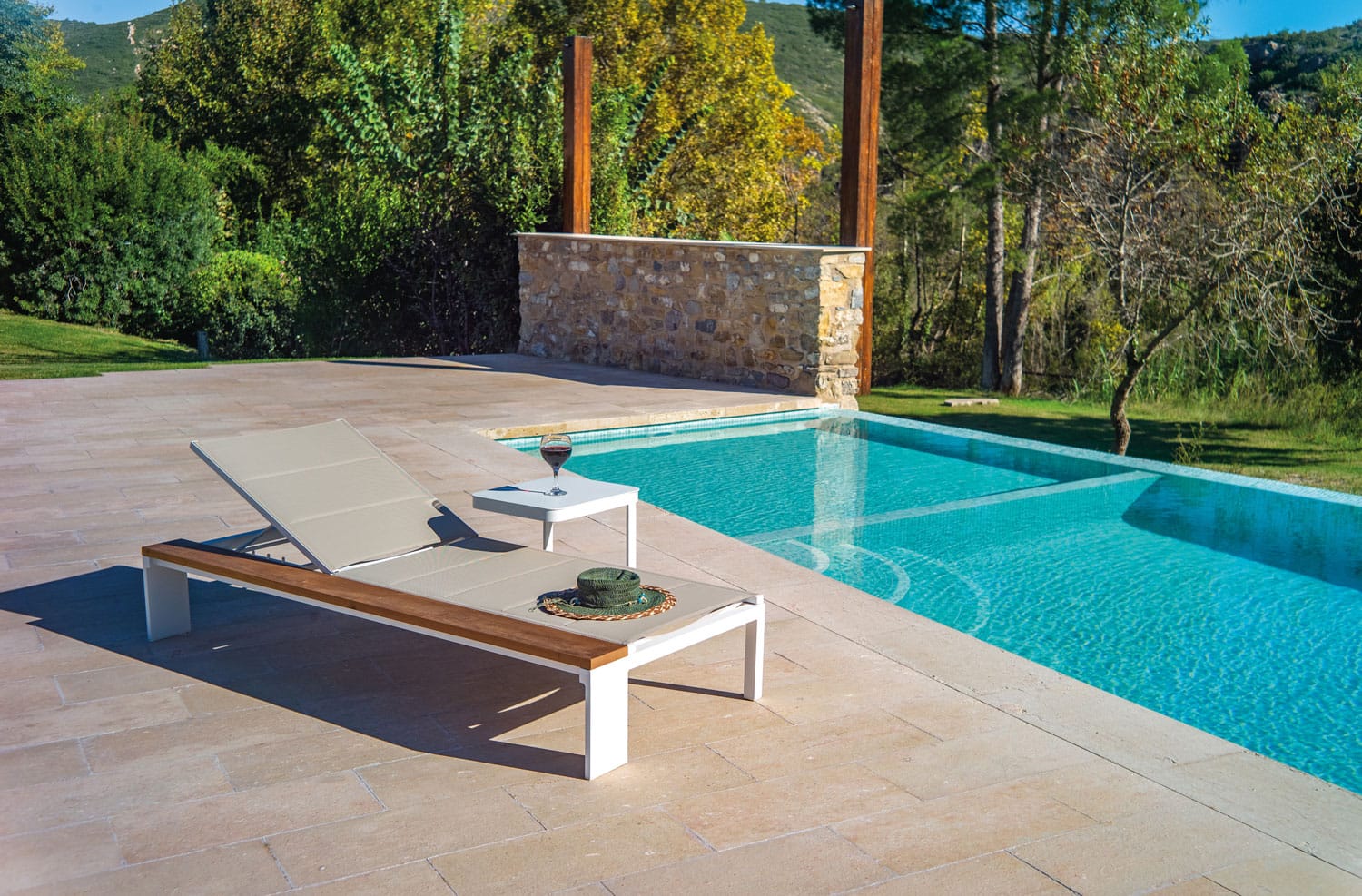 los 10 colores tendencia de 2025 para piscinas