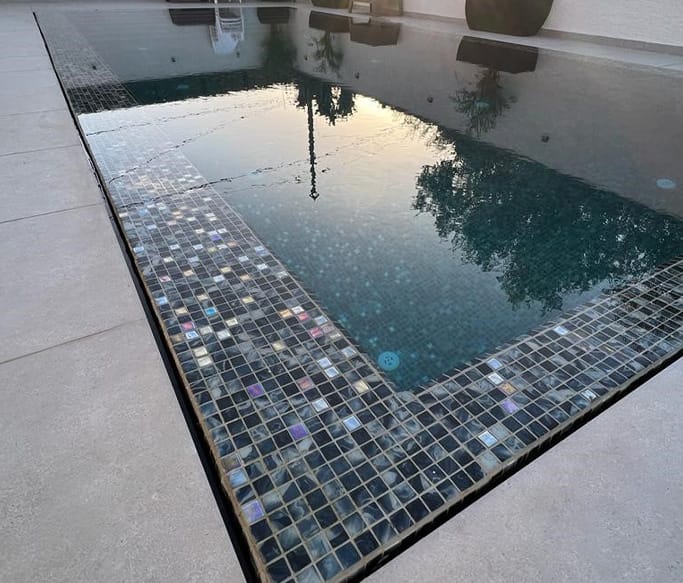 los 10 colores tendencia de 2025 para piscinas
