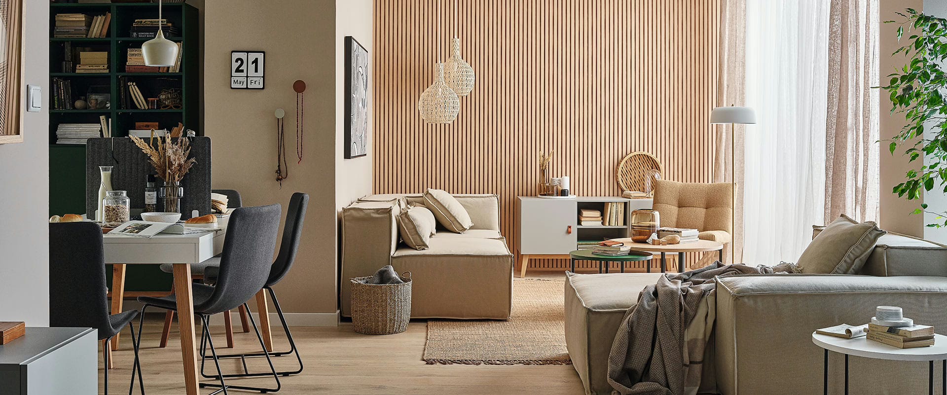 un casco, una bombilla, una planta y un simbolo de ecologia encima de un  `plano de arquitecto que representa una obra sostenible
